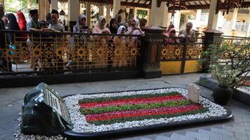 Many Muslim people make a pilgrimage to Gus Dur's grave and pray photo