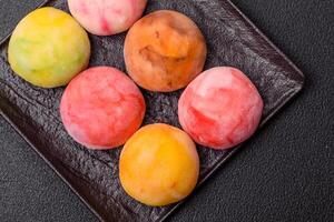 delicioso vistoso asiático mochi dulces con arroz masa cáscara foto