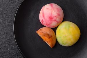 delicioso vistoso asiático mochi dulces con arroz masa cáscara foto