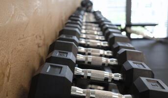 Selective focus on a row of weights in a gym photo