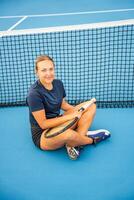 profesional hembra tenis jugador posando con el tenis raqueta en fuera de corte. alto calidad foto