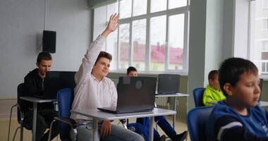 adolescente Garoto aluna Perguntando professor do programação Aulas, alunos sentado dentro baseado em computador Sala de aula video