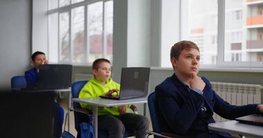 grupo do diverso escola Rapazes entediante dentro Aulas, alunos dentro codificação aula, retrato do escola alunos video
