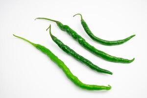 Rizado verde chiles en racimos típico indonesio. aislado en blanco antecedentes. foto