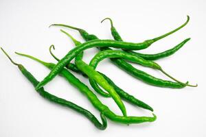 Rizado verde chiles en racimos típico indonesio. aislado en blanco antecedentes. foto
