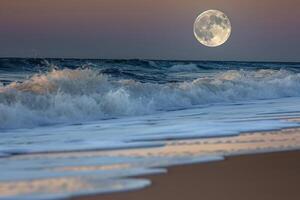 lleno Luna creciente terminado Oceano con naturaleza antecedentes foto
