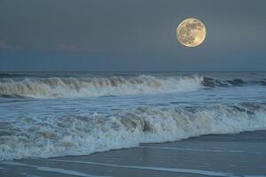 lleno Luna creciente terminado Oceano olas con naturaleza antecedentes foto