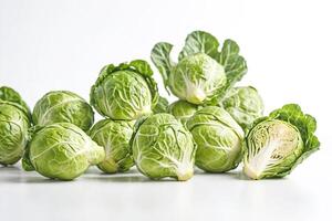 de cerca de Fresco verde Bruselas coles en un blanco antecedentes foto