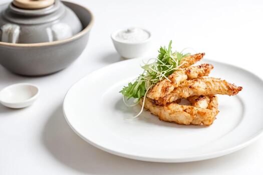 crujiente frito pollo licitaciones con verduras en blanco plato foto