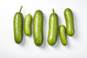Fresco verde pepinos en un blanco antecedentes foto