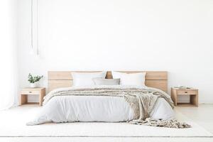 minimalista dormitorio con de madera cama y blanco lecho foto