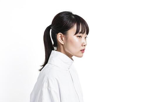 mujer en blanco camisa mirando lejos foto