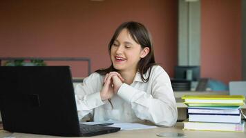 sorridente menina com fone de ouvido estudando on-line, usando computador portátil às universidade, levando notas, cópia de espaço video