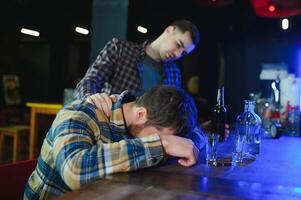 triste joven hombre sentado a bar mostrador en pub. trastornado hombre bebidas alcohol porque de problemas a trabajar. foto