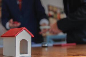Investors are planning real estate business and reviewing sales and statistics of real estate sales over the past year to discuss and consult with the board of directors before starting the business. photo