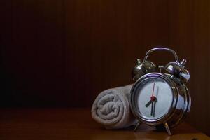 Smooth Focus and soft Focus,Alarm clock set by the window in the morning is used to set the time to remind the appointment is an analog alarm clock that sends alarms by tapping the bell on the side. photo