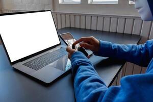 Hackers use mobile devices connected to the Internet to send information to the target and trick them into clicking on installing a virus-prone computer to steal the target's information. photo