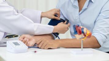 A heart patient attended a hospital for a checkup with a doctor after experiencing chest pain. Doctors are advising patients to take care of their health after being diagnosed with heart disease. photo