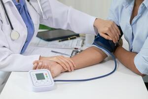 A heart patient attended a hospital for a checkup with a doctor after experiencing chest pain. Doctors are advising patients to take care of their health after being diagnosed with heart disease. photo