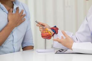 A heart patient attended a hospital for a checkup with a doctor after experiencing chest pain. Doctors are advising patients to take care of their health after being diagnosed with heart disease. photo