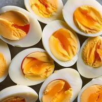 Photo a boiled egg. Pattern texture background.