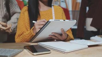 el diseñador es trabajando y seleccionando colores para el ropa diseño en un bueno estado animico sonriente con felicidad a creando el trabajo video