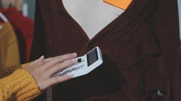 el diseñador es trabajando y seleccionando colores para el ropa diseño en un bueno estado animico sonriente con felicidad a creando el trabajo video