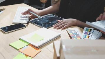 el diseñador es trabajando y seleccionando colores para el ropa diseño en un bueno estado animico sonriente con felicidad a creando el trabajo video