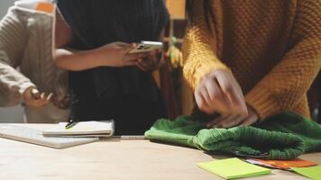 el diseñador es trabajando y seleccionando colores para el ropa diseño en un bueno estado animico sonriente con felicidad a creando el trabajo video