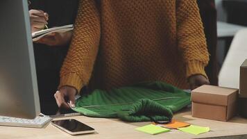el diseñador es trabajando y seleccionando colores para el ropa diseño en un bueno estado animico sonriente con felicidad a creando el trabajo video
