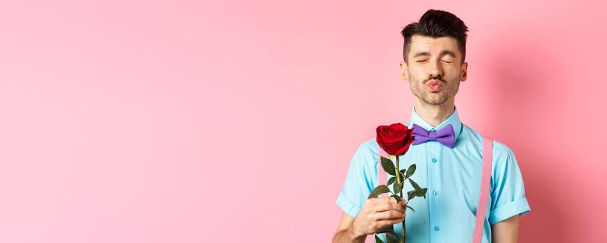 linda y gracioso hombre esperando para Beso desde amante en san valentin día, participación hermosa rojo Rosa para novia, en pie terminado rosado antecedentes foto