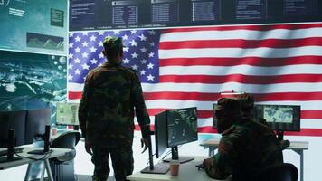 esso analista nel un' alto Tech base di operazioni maneggio sorveglianza attività e garantendo sicurezza protocolli. militare comando inviare equipaggio raccolta vero tempo dati per raggiungere obiettivi. telecamera un. video