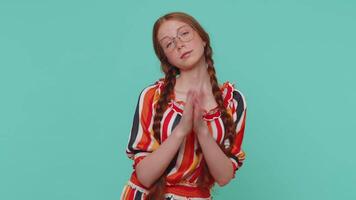 ragazza mostrando un' poco po gesto con scettico Sorridi, mostrando minimo cartello, misurazione piccolo dimensione video