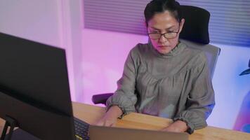estude do mulheres quem trabalhos com Área de Trabalho computadores dentro faculdade, aplicando codificação conhecimento para Programas desenvolvimento. video