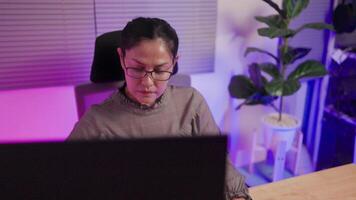 fechar-se do mulher construção Programas e codificação, olhando às ampla computador tela exibindo linhas do programação língua código. fêmea programador trabalhando dentro monitor quarto futurista conceito video