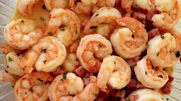 rápido e saudável ásia refeição fez com frito camarões, bacon e especiarias dentro uma tigela em a mesa. fechar-se tigre camarão culinária. topo visualizar, diretamente tiro a partir de acima. video