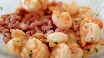 rápido e saudável ásia refeição fez com frito camarões, bacon e especiarias dentro uma tigela em a mesa. fechar-se tigre camarão culinária. topo visualizar, diretamente tiro a partir de acima. video