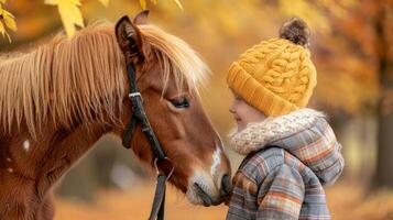 niñito niña abrazando un poni en otoño ajuste. concepto de niño con animal, naturaleza amistad, otoño estación, niño y caballo foto