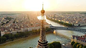 aéreo ver desde un zumbido de el eiffel torre y el jábega río en central París. Francia video