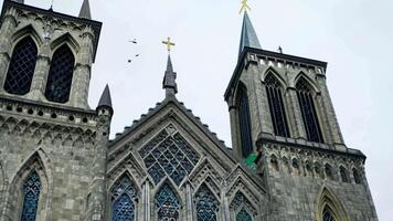 ein großartig gotisch Kathedrale mit kompliziert Einzelheiten und ein hoch aufragend Turm. diese die Architektur ist schön dekoriert. video