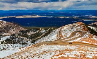 devanado camino, serpentina en el montañas arriba a el lucios pico montaña, Colorado, nosotros foto