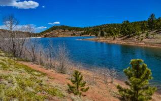 cristal Arroyo reservorio cerca nevadas montañas lucios pico montañas en Colorado primavera, nosotros foto
