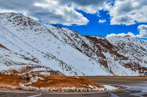 el la carretera a el cubierto de nieve montaña lucios cima, Colorado, nosotros foto