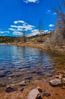 cristal Arroyo reservorio cerca nevadas montañas lucios pico montañas en Colorado primavera, nosotros foto