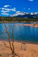 cristal Arroyo reservorio cerca nevadas montañas lucios pico montañas en Colorado primavera, nosotros foto