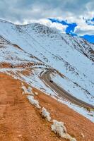 el la carretera a el cubierto de nieve montaña lucios cima, Colorado, nosotros foto