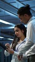 vertical administradores dentro dados Centro gerenciando e mantendo bases de dados usando dispositivo, garantindo dados integridade e segurança. isto profissionais atualizando servidor quarto área de trabalho sistemas usando tábua video