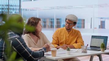 klienter och fastighetsmäklare på ett kontor Turné utvärdera modern arbetsyta design och diskuterar investering strategier och leasing alternativ. granskning ritningar och planera kontor omlokalisering. kamera b. video