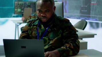 esso analista nel un' alto Tech base di operazioni maneggio sorveglianza attività e garantendo sicurezza protocolli. militare comando inviare equipaggio raccolta vero tempo dati per raggiungere obiettivi. telecamera un. video