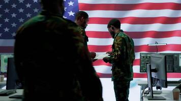 noi soldati nel un' alto Tech comando centro proteggere classificato informazione, garantendo sicurezza informatica e difendere contro informatica attacchi. esercito base di operazioni con allenato ufficiali. telecamera un. video